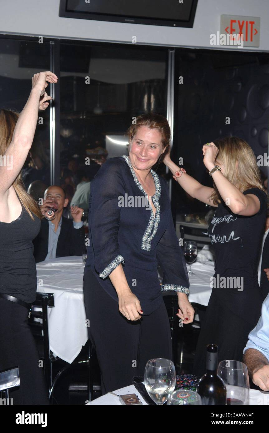 SMG Sopranos Recap 061007 01.JPG ((COUVERTURE EXCLUSIVE) )..TOUTES LES PHOTOS PRISES en 2005-2007 EN FLORIDE États-Unis ( fichier photos) ..MIAMI BEACH - 10 JUIN 2007 : (COUVERTURE EXCLUSIVE) The Sopranos est une série télévisée américaine créée par David Chase et diffusée à l'origine sur le réseau HBO. L'émission tourne autour du patron de la mafia du New Jersey Tony Soprano et des difficultés qu'il rencontre alors qu'il essaie d'équilibrer les exigences souvent contradictoires de sa vie familiale et de l'organisation criminelle qu'il dirige. La série met en vedette, entre autres, James Gandolfini, Lorraine Bracco, Edie Falco, et Michael Imperioli. Le Banque D'Images