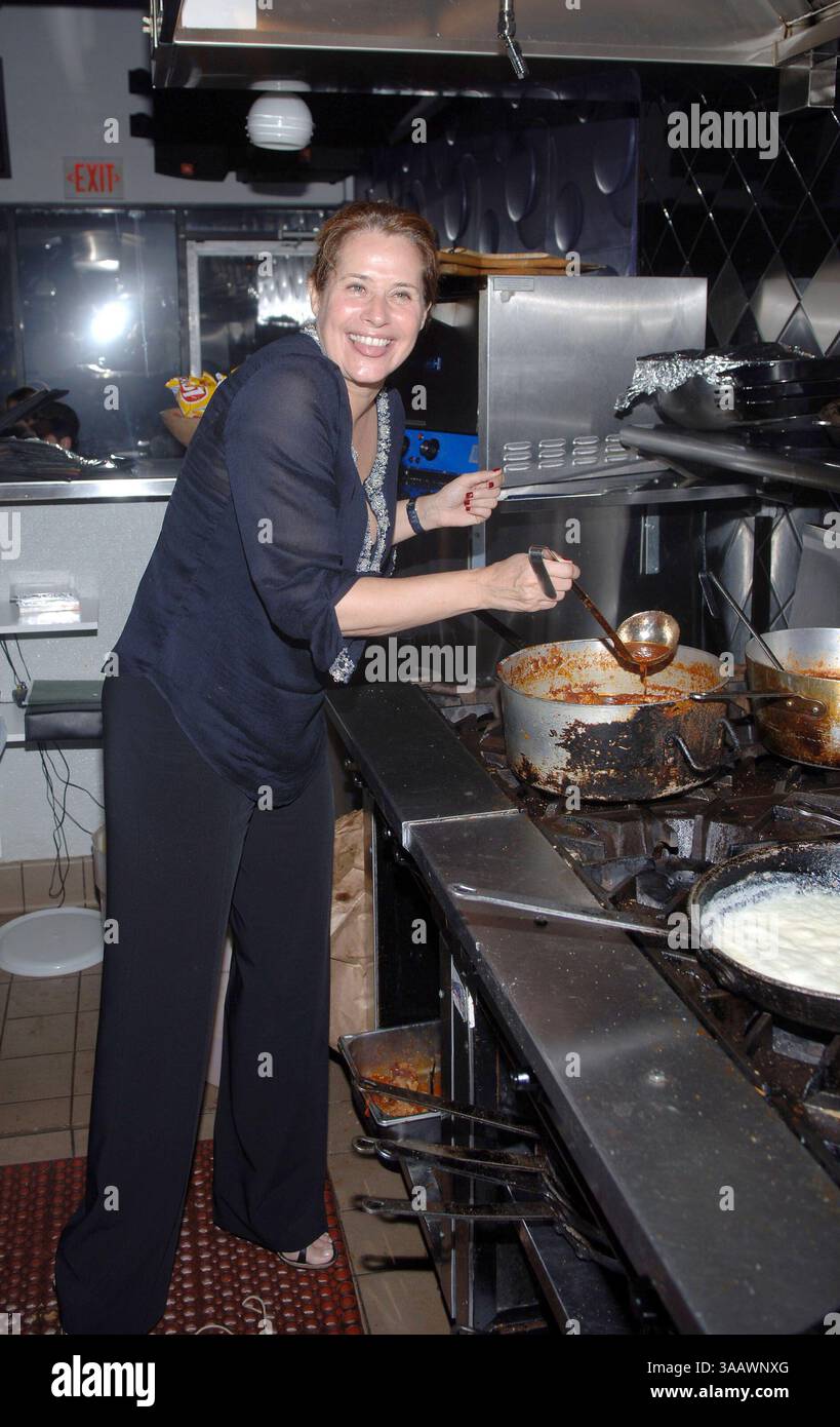 SMG Sopranos Recap 061007 01.JPG ((COUVERTURE EXCLUSIVE) )..TOUTES LES PHOTOS PRISES en 2005-2007 EN FLORIDE États-Unis ( fichier photos) ..MIAMI BEACH - 10 JUIN 2007 : (COUVERTURE EXCLUSIVE) The Sopranos est une série télévisée américaine créée par David Chase et diffusée à l'origine sur le réseau HBO. L'émission tourne autour du patron de la mafia du New Jersey Tony Soprano et des difficultés qu'il rencontre alors qu'il essaie d'équilibrer les exigences souvent contradictoires de sa vie familiale et de l'organisation criminelle qu'il dirige. La série met en vedette, entre autres, James Gandolfini, Lorraine Bracco, Edie Falco, et Michael Imperioli. Le Banque D'Images