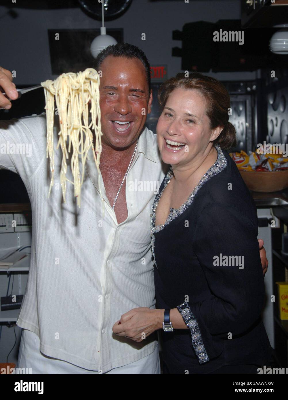 MIAMI BEACH - 10 JUIN 2007 : (COUVERTURE EXCLUSIVE) The Sopranos est une série télévisée américaine créée par David Chase et diffusée à l'origine sur le réseau HBO. L'émission tourne autour du patron de la mafia du New Jersey Tony Soprano et des difficultés qu'il rencontre alors qu'il essaie d'équilibrer les exigences souvent contradictoires de sa vie familiale et de l'organisation criminelle qu'il dirige. La série met en vedette, entre autres, James Gandolfini, Lorraine Bracco, Edie Falco, et Michael Imperioli. Le spectacle dispose d'un grand casting et plusieurs membres ont été reconnus pour leur capacité d'acteur..les Sopranos au départ Banque D'Images