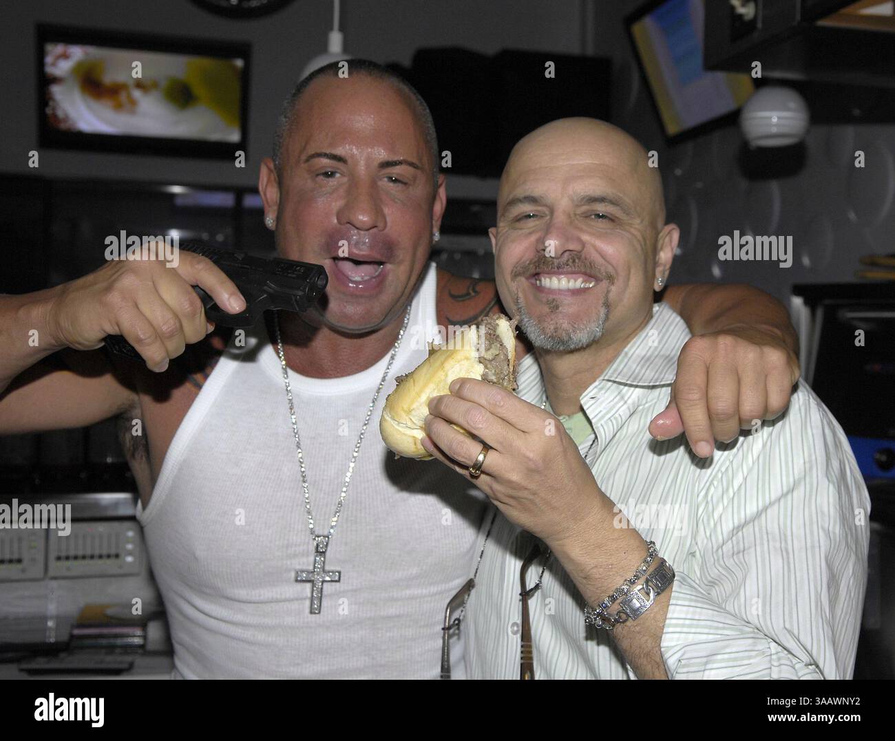 SMG Sopranos Recap 061007 31.JPG (COUVERTURE EXCLUSIVE) ..TOUTES LES PHOTOS PRISES 2005-2007 EN FLORIDE États-Unis ( fichier photos) ..MIAMI BEACH - 10 JUIN 2007 : (COUVERTURE EXCLUSIVE) les Sopranos est une série télévisée américaine créée par David Chase et diffusée à l'origine sur le réseau HBO. L'émission tourne autour du patron de la mafia du New Jersey Tony Soprano et des difficultés qu'il rencontre alors qu'il essaie d'équilibrer les exigences souvent contradictoires de sa vie familiale et de l'organisation criminelle qu'il dirige. La série met en vedette, entre autres, James Gandolfini, Lorraine Bracco, Edie Falco, et Michael Imperioli. Le s Banque D'Images