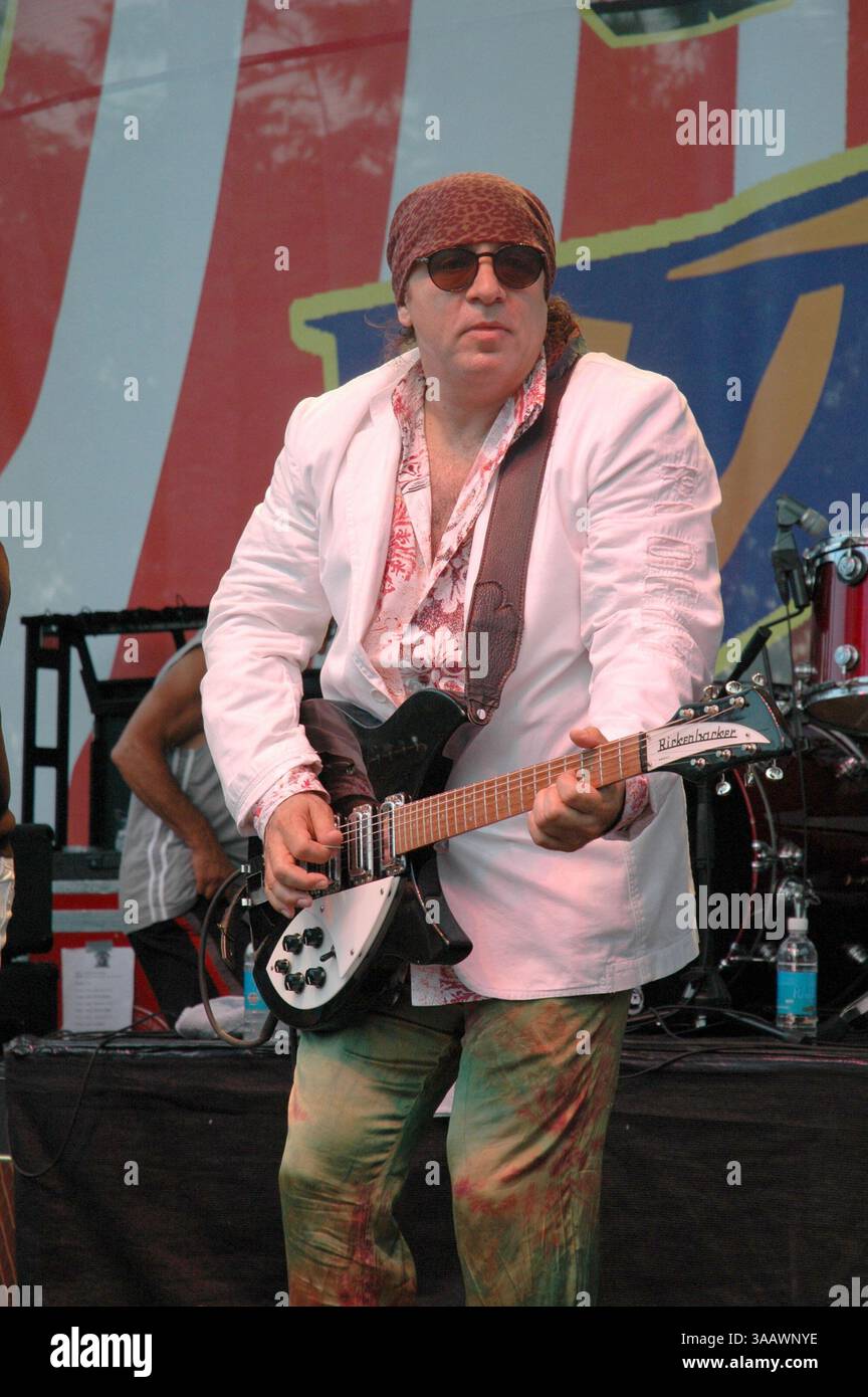 SMG Sopranos Recap 061007 48.JPG..TOUTES LES PHOTOS PRISES EN 2005-2007 EN FLORIDE USA ( fichier photos) ..MIAMI BEACH - 10 JUIN 2007 : les Sopranos est une série télévisée américaine créée par David Chase et diffusée à l'origine sur le réseau HBO. L'émission tourne autour du patron de la mafia du New Jersey Tony Soprano et des difficultés qu'il rencontre alors qu'il essaie d'équilibrer les exigences souvent contradictoires de sa vie familiale et de l'organisation criminelle qu'il dirige. La série met en vedette, entre autres, James Gandolfini, Lorraine Bracco, Edie Falco, et Michael Imperioli. Le spectacle comprend un grand casting et plusieurs membres Banque D'Images