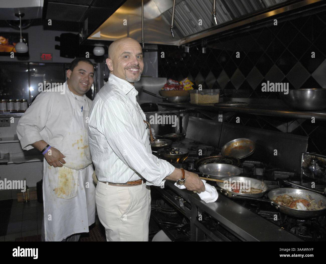 SMG Sopranos Recap 061007 31.JPG (COUVERTURE EXCLUSIVE) ..TOUTES LES PHOTOS PRISES 2005-2007 EN FLORIDE États-Unis ( fichier photos) ..MIAMI BEACH - 10 JUIN 2007 : (COUVERTURE EXCLUSIVE) les Sopranos est une série télévisée américaine créée par David Chase et diffusée à l'origine sur le réseau HBO. L'émission tourne autour du patron de la mafia du New Jersey Tony Soprano et des difficultés qu'il rencontre alors qu'il essaie d'équilibrer les exigences souvent contradictoires de sa vie familiale et de l'organisation criminelle qu'il dirige. La série met en vedette, entre autres, James Gandolfini, Lorraine Bracco, Edie Falco, et Michael Imperioli. Le s Banque D'Images