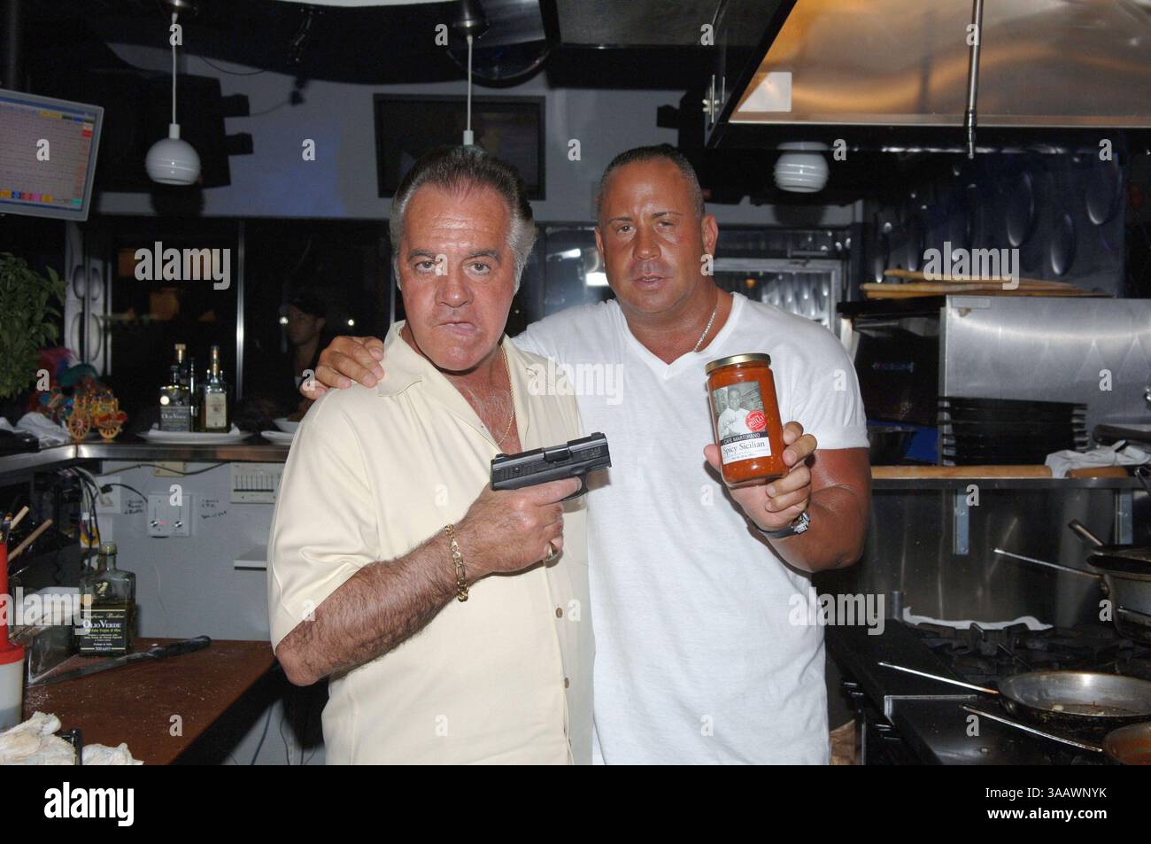 SMG Sopranos Recap 061007 53.JPG (COUVERTURE EXCLUSIVE) ..TOUTES LES PHOTOS PRISES 2005-2007 EN FLORIDE États-Unis ( fichier photos) ..MIAMI BEACH - 10 JUIN 2007 : (COUVERTURE EXCLUSIVE) les Sopranos est une série télévisée américaine créée par David Chase et diffusée à l'origine sur le réseau HBO. L'émission tourne autour du patron de la mafia du New Jersey Tony Soprano et des difficultés qu'il rencontre alors qu'il essaie d'équilibrer les exigences souvent contradictoires de sa vie familiale et de l'organisation criminelle qu'il dirige. La série met en vedette, entre autres, James Gandolfini, Lorraine Bracco, Edie Falco, et Michael Imperioli. Le s Banque D'Images