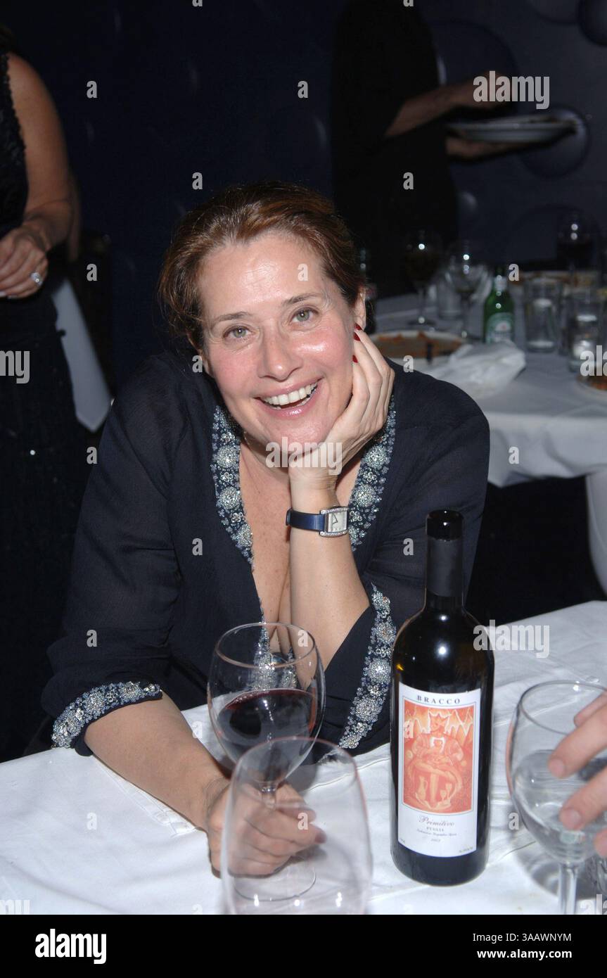 SMG Sopranos Recap 061007 01.JPG ((COUVERTURE EXCLUSIVE) )..TOUTES LES PHOTOS PRISES en 2005-2007 EN FLORIDE États-Unis ( fichier photos) ..MIAMI BEACH - 10 JUIN 2007 : (COUVERTURE EXCLUSIVE) The Sopranos est une série télévisée américaine créée par David Chase et diffusée à l'origine sur le réseau HBO. L'émission tourne autour du patron de la mafia du New Jersey Tony Soprano et des difficultés qu'il rencontre alors qu'il essaie d'équilibrer les exigences souvent contradictoires de sa vie familiale et de l'organisation criminelle qu'il dirige. La série met en vedette, entre autres, James Gandolfini, Lorraine Bracco, Edie Falco, et Michael Imperioli. Le Banque D'Images