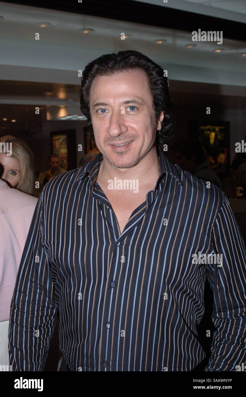 SMG Sopranos Recap 061007 15.JPG..TOUTES LES PHOTOS PRISES en 2005-2007 EN FLORIDE USA ( fichier photos) ..MIAMI BEACH - 10 JUIN 2007 : les Sopranos est une série télévisée américaine créée par David Chase et diffusée à l'origine sur le réseau HBO. L'émission tourne autour du patron de la mafia du New Jersey Tony Soprano et des difficultés qu'il rencontre alors qu'il essaie d'équilibrer les exigences souvent contradictoires de sa vie familiale et de l'organisation criminelle qu'il dirige. La série met en vedette, entre autres, James Gandolfini, Lorraine Bracco, Edie Falco, et Michael Imperioli. Le spectacle comprend un grand casting et plusieurs membres Banque D'Images