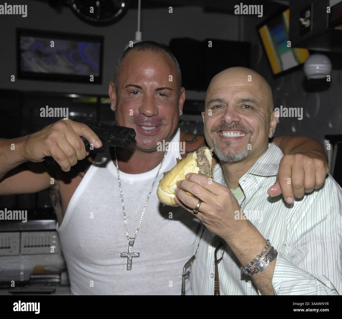 SMG Sopranos Recap 061007 31.JPG (COUVERTURE EXCLUSIVE) ..TOUTES LES PHOTOS PRISES 2005-2007 EN FLORIDE États-Unis ( fichier photos) ..MIAMI BEACH - 10 JUIN 2007 : (COUVERTURE EXCLUSIVE) les Sopranos est une série télévisée américaine créée par David Chase et diffusée à l'origine sur le réseau HBO. L'émission tourne autour du patron de la mafia du New Jersey Tony Soprano et des difficultés qu'il rencontre alors qu'il essaie d'équilibrer les exigences souvent contradictoires de sa vie familiale et de l'organisation criminelle qu'il dirige. La série met en vedette, entre autres, James Gandolfini, Lorraine Bracco, Edie Falco, et Michael Imperioli. Le s Banque D'Images