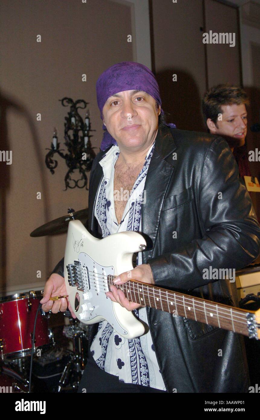 SMG Sopranos Recap 061007 47.JPG..TOUTES LES PHOTOS PRISES EN 2005-2007 EN FLORIDE USA ( fichier photos) ..MIAMI BEACH - 10 JUIN 2007 : les Sopranos est une série télévisée américaine créée par David Chase et diffusée à l'origine sur le réseau HBO. L'émission tourne autour du patron de la mafia du New Jersey Tony Soprano et des difficultés qu'il rencontre alors qu'il essaie d'équilibrer les exigences souvent contradictoires de sa vie familiale et de l'organisation criminelle qu'il dirige. La série met en vedette, entre autres, James Gandolfini, Lorraine Bracco, Edie Falco, et Michael Imperioli. Le spectacle comprend un grand casting et plusieurs membres Banque D'Images