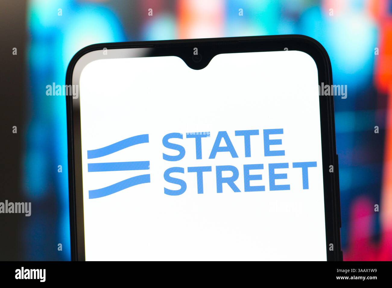 Dans cette illustration photo, le logo de State Street Corporation (STT) est affiché sur l'écran d'un smartphone. Banque D'Images Dans cette illustration photo, le logo de State Street Corporation (STT) est affiché sur l'écran d'un smartphone. Banque D'Images