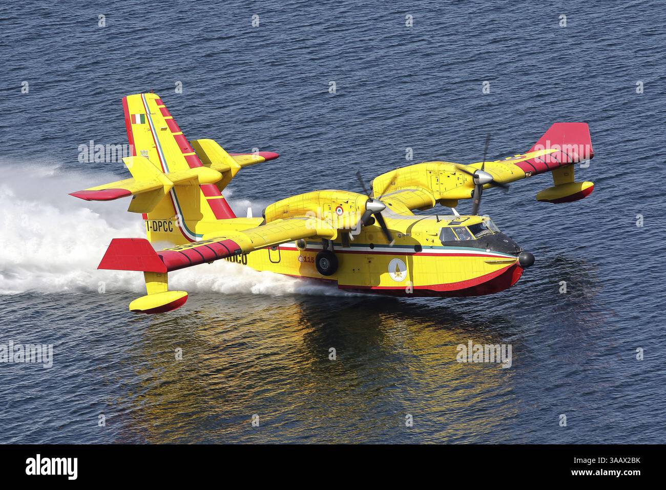 Un avion de lutte contre les incendies CL-415 de l'Italien Vigili del Fuoco écume l'eau. Banque D'Images