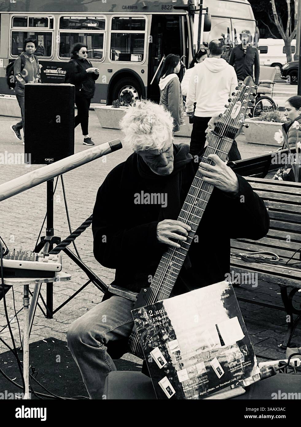 Un vieux guitariste jouant pour gagner sa vie Banque D'Images