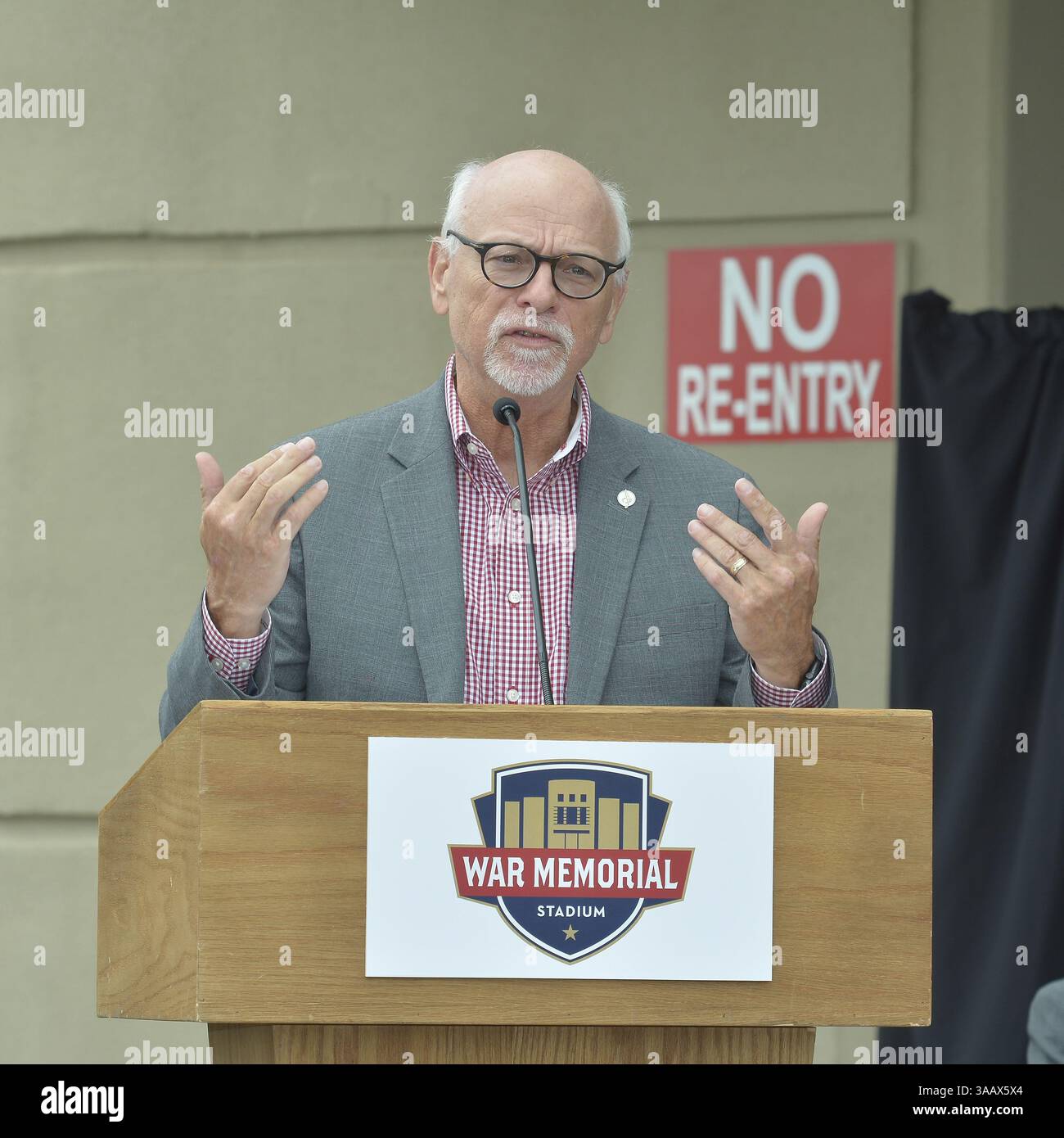 17 mai 2018 - Little Rock, Arkansas, États-Unis - Joseph Steinmetz, chancelier de l'Université de l'Arkansas, prend la parole lors d'une conférence de presse au War Memorial Stadium de Little Rock. Arkansas annonce un accord pour continuer les matchs de football des Razorback au War Memorial Stadium jusqu'en 2024. L'accord comprend trois matchs de saison régulière de la SEC et trois matchs de football de printemps, en attendant l'approbation de la SEC, au War Memorial Stadium pendant la durée de l'accord. (Crédit image : © Jimmy Jones via ZUMA Wire) Banque D'Images