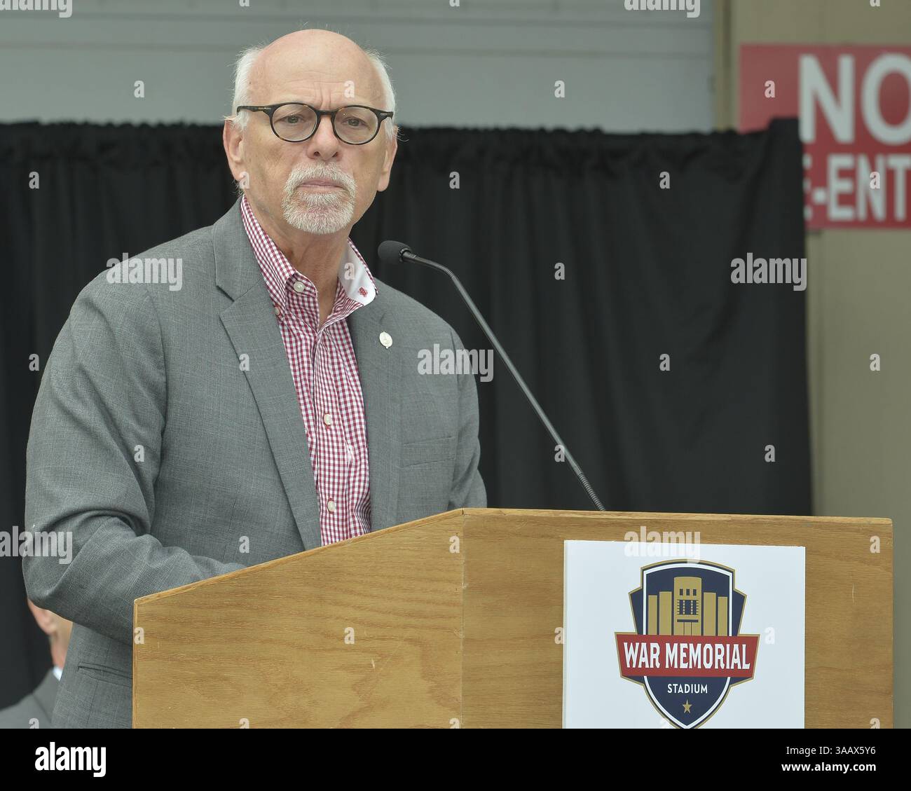 17 mai 2018 - Little Rock, Arkansas, États-Unis - Joseph Steinmetz, chancelier de l'Université de l'Arkansas, prend la parole lors d'une conférence de presse au War Memorial Stadium de Little Rock. Arkansas annonce un accord pour continuer les matchs de football des Razorback au War Memorial Stadium jusqu'en 2024. L'accord comprend trois matchs de saison régulière de la SEC et trois matchs de football de printemps, en attendant l'approbation de la SEC, au War Memorial Stadium pendant la durée de l'accord. (Crédit image : © Jimmy Jones via ZUMA Wire) Banque D'Images