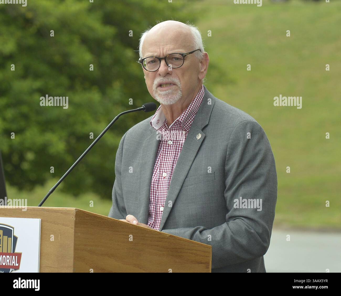 17 mai 2018 - Little Rock, Arkansas, États-Unis - Joseph Steinmetz, chancelier de l'Université de l'Arkansas, prend la parole lors d'une conférence de presse au War Memorial Stadium de Little Rock. Arkansas annonce un accord pour continuer les matchs de football des Razorback au War Memorial Stadium jusqu'en 2024. L'accord comprend trois matchs de saison régulière de la SEC et trois matchs de football de printemps, en attendant l'approbation de la SEC, au War Memorial Stadium pendant la durée de l'accord. (Crédit image : © Jimmy Jones via ZUMA Wire) Banque D'Images