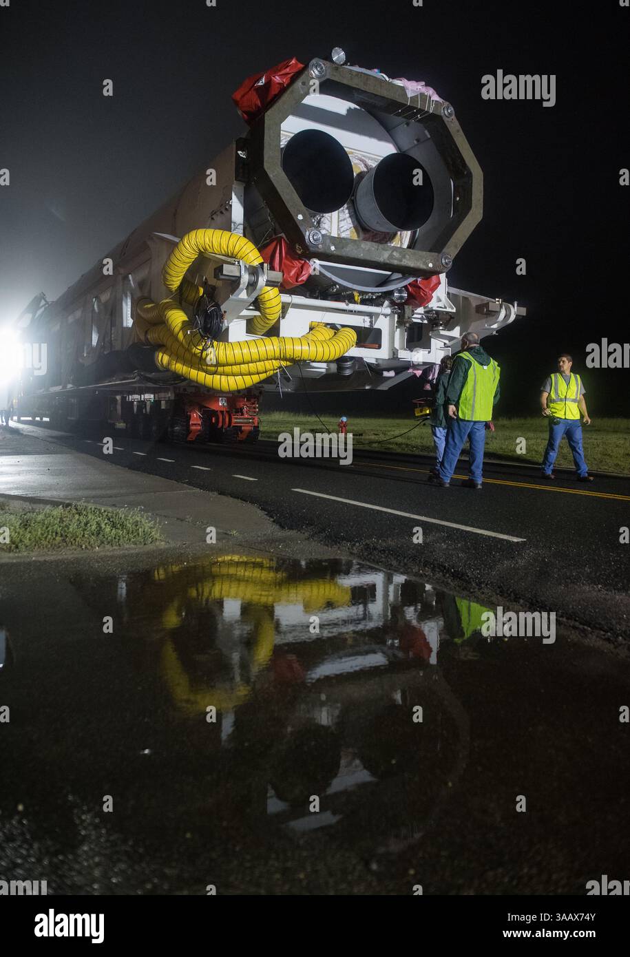 17 mai 2018 - Wallops Island, Virginie, États-Unis - une fusée Orbital ATK est vue alors qu'elle est déployée pour lancer Pad-0A à Wallops Flight Facility jeudi 17 mai 2018 à Wallops Island, va. L'Antares lancera un vaisseau spatial Cygnus en mission de ravitaillement de la Station spatiale internationale. La mission est le neuvième vol de livraison de fret sous contrat d'Orbital ATKâ€™ vers la station spatiale pour la NASA. Inclus dans les 7 400 livres de cargaison à bord de Cygnus, sont des expériences scientifiques, des fournitures d'équipage et du matériel de véhicule. (Crédit image : © Aubrey Gemignani/NASA via ZUMA Wire/ZUMAPRESS.com) Banque D'Images