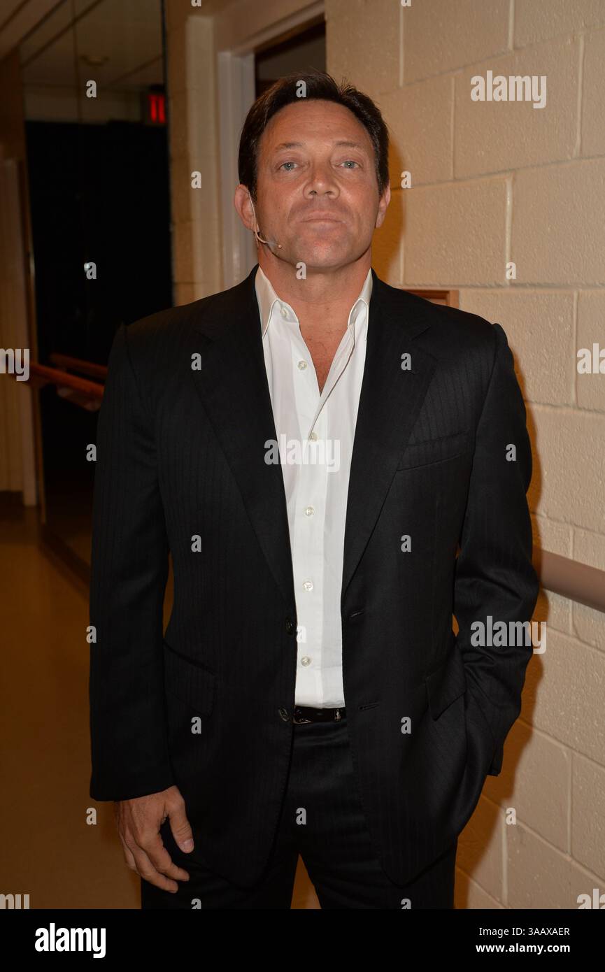 MIAMI, FL - 17 SEPTEMBRE : (EXCLUSIF C0VERAGE) animateur de motivation Jordan Belfort dans les coulisses avant de parler à son séminaire « le pouvoir de persuasion en utilisant le système de ligne droite du loup de Wall Street » le 17 septembre 2014 à Fort Lauderdale, Floride... personnes : Jordan Belfort. (Crédit image : © SMG via ZUMA Wire) Banque D'Images