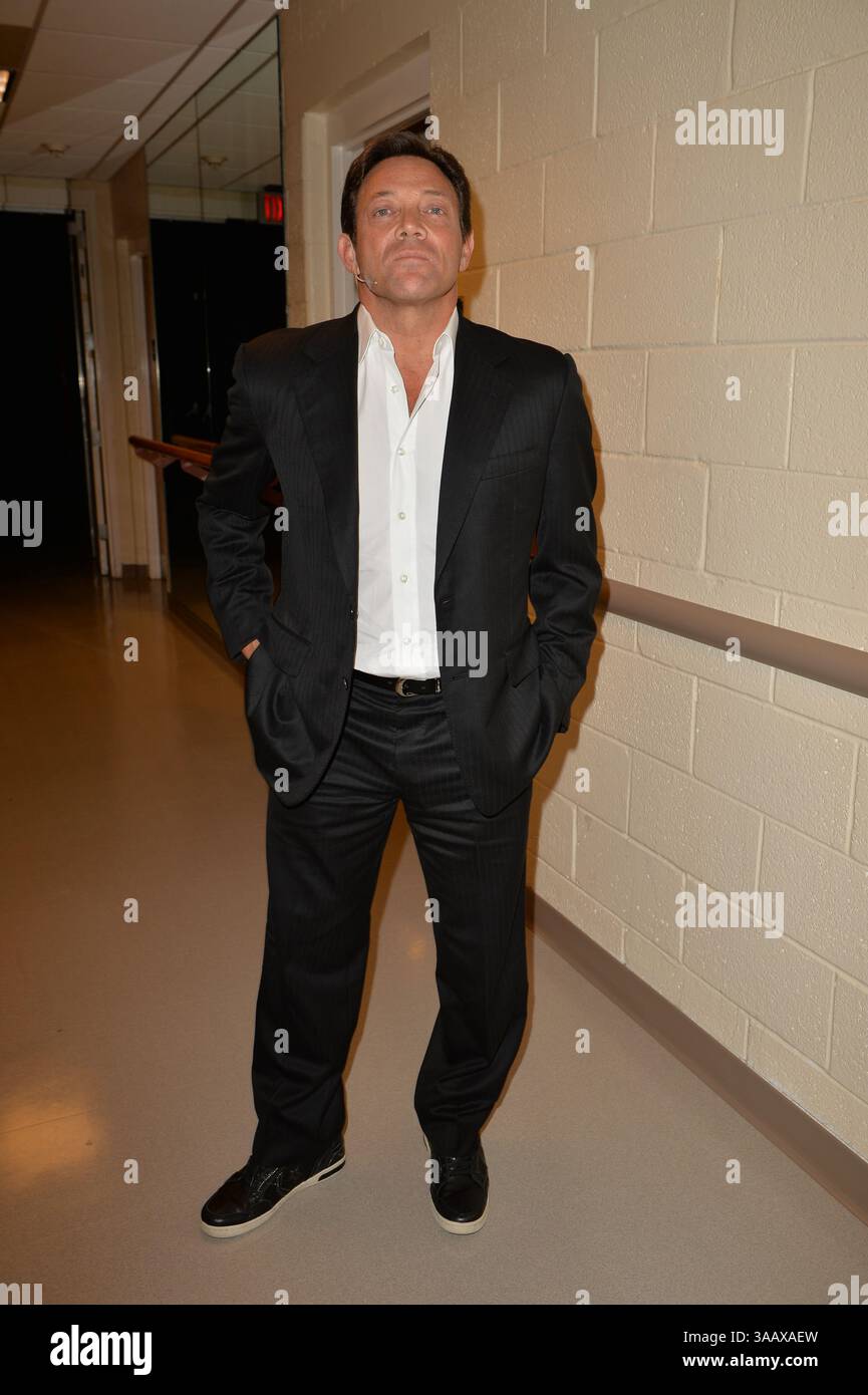 MIAMI, FL - 17 SEPTEMBRE : (EXCLUSIF C0VERAGE) animateur de motivation Jordan Belfort dans les coulisses avant de parler à son séminaire « le pouvoir de persuasion en utilisant le système de ligne droite du loup de Wall Street » le 17 septembre 2014 à Fort Lauderdale, Floride... personnes : Jordan Belfort. (Crédit image : © SMG via ZUMA Wire) Banque D'Images