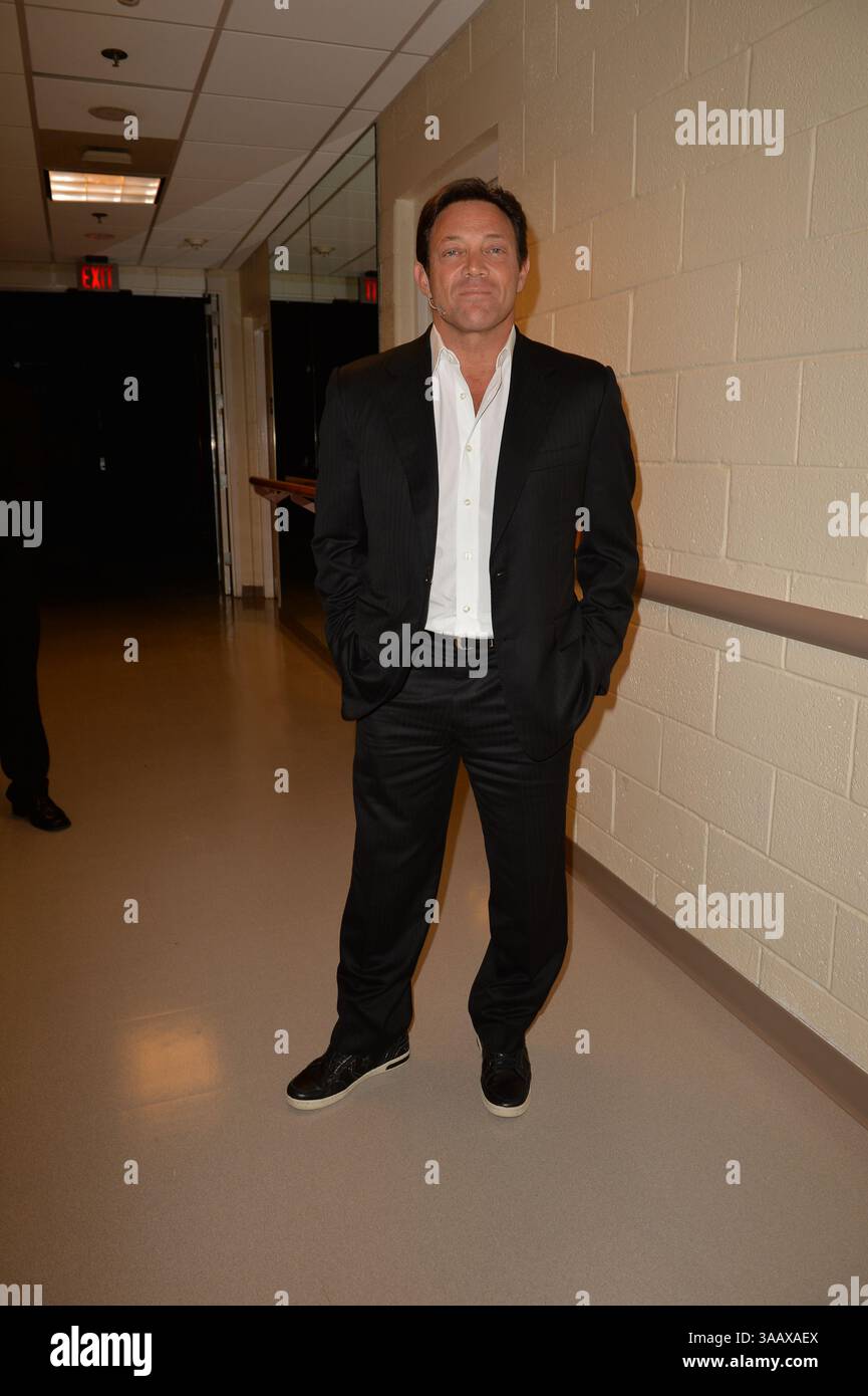 MIAMI, FL - 17 SEPTEMBRE : (EXCLUSIF C0VERAGE) animateur de motivation Jordan Belfort dans les coulisses avant de parler à son séminaire « le pouvoir de persuasion en utilisant le système de ligne droite du loup de Wall Street » le 17 septembre 2014 à Fort Lauderdale, Floride... personnes : Jordan Belfort. (Crédit image : © SMG via ZUMA Wire) Banque D'Images