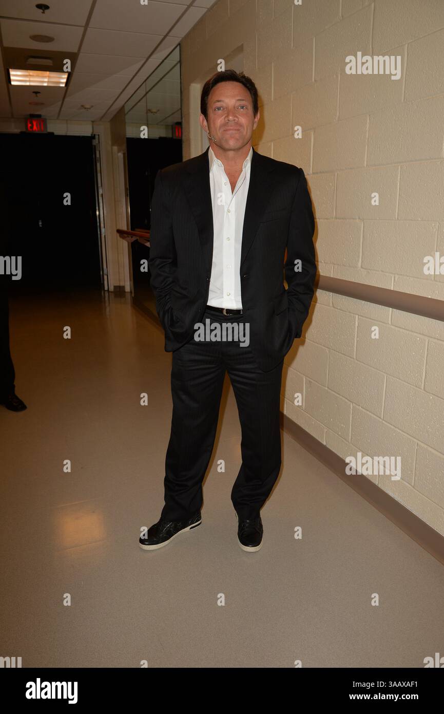 MIAMI, FL - 17 SEPTEMBRE : (EXCLUSIF C0VERAGE) animateur de motivation Jordan Belfort dans les coulisses avant de parler à son séminaire « le pouvoir de persuasion en utilisant le système de ligne droite du loup de Wall Street » le 17 septembre 2014 à Fort Lauderdale, Floride... personnes : Jordan Belfort. (Crédit image : © SMG via ZUMA Wire) Banque D'Images