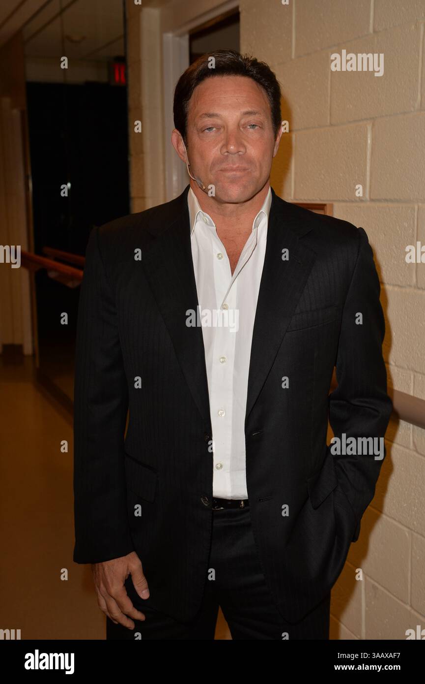 MIAMI, FL - 17 SEPTEMBRE : (EXCLUSIF C0VERAGE) animateur de motivation Jordan Belfort dans les coulisses avant de parler à son séminaire « le pouvoir de persuasion en utilisant le système de ligne droite du loup de Wall Street » le 17 septembre 2014 à Fort Lauderdale, Floride... personnes : Jordan Belfort. (Crédit image : © SMG via ZUMA Wire) Banque D'Images