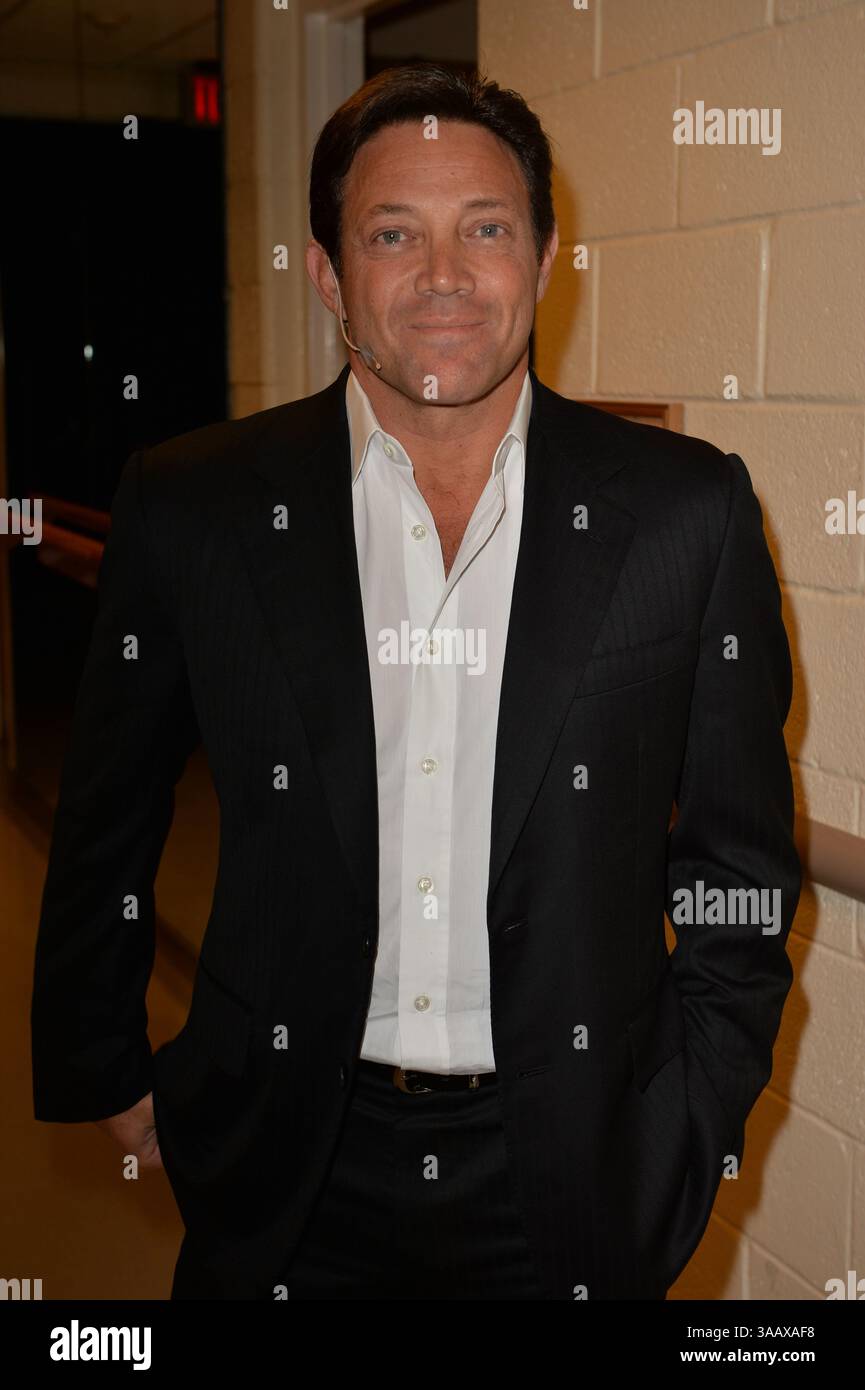 MIAMI, FL - 17 SEPTEMBRE : (EXCLUSIF C0VERAGE) animateur de motivation Jordan Belfort dans les coulisses avant de parler à son séminaire « le pouvoir de persuasion en utilisant le système de ligne droite du loup de Wall Street » le 17 septembre 2014 à Fort Lauderdale, Floride... personnes : Jordan Belfort. (Crédit image : © SMG via ZUMA Wire) Banque D'Images