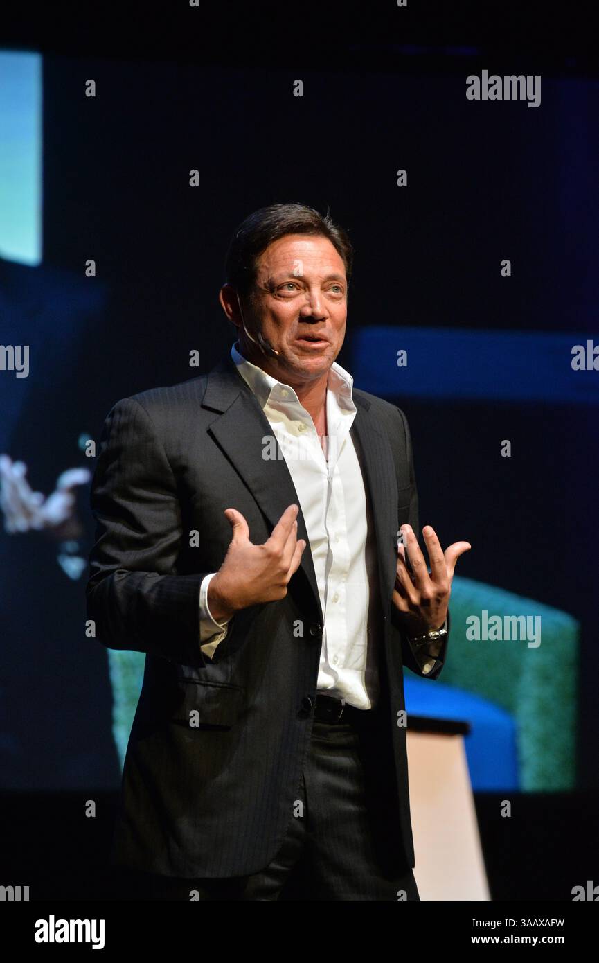 MIAMI, FL - 17 SEPTEMBRE : conférencier de motivation Jordan Belfort parlant lors de son séminaire 'le pouvoir de persuasion en utilisant le Wolf du système de ligne droite de Wall Street' le 17 septembre 2014 à Fort Lauderdale, Floride...personnes : Jordan Belfort..transmission Ref : FLXX..doit appeler si intéressé. Michael tempête. Storms Media Group Inc..305-632-3400 - cell.305-513-5783 - Fax.MikeStorm@aol.com.www.StormsMediaGroup.com (crédit image : © SMG via ZUMA Wire) Banque D'Images