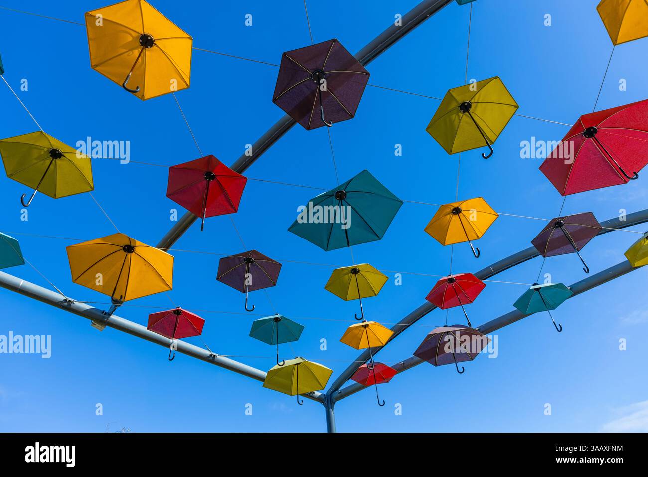 Poitiers, Nouvelle Aquitaine. France : 19 août 2024 : parapluies colorés suspendus dans les airs au-dessus de l'entrée du Futuroscope ou du Parc du Futuros Banque D'Images
