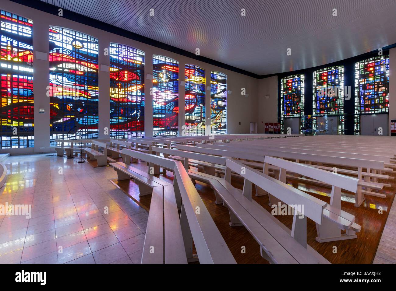 France, Haut Rhin, route des vins d'Alsace, Bennwihr, église Saint Pierre et Paul, reconstruite en 1957 après sa destruction pendant la seconde Guerre mondiale en décembre 1944 lors de la bataille de la poche de Colmar, vitrail réalisé vers 1959 par le maître verrier Paul Martineau avec les artisans du Sanctuaire de Paris appelé la Résurrection Banque D'Images