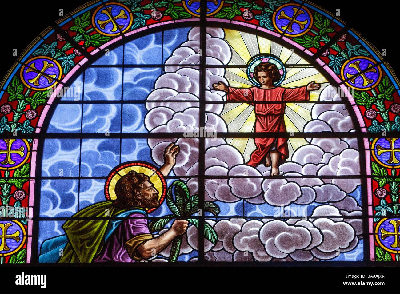 France, territoire de Belfort, Belfort, cathédrale Saint-Christophe construite en style classique entre 1727 et 1750 par Henri Schuller d'après les plans de Jacques Philippe Mareschal, vitrail représentant Saint Christophe et l'enfant Jésus Banque D'Images