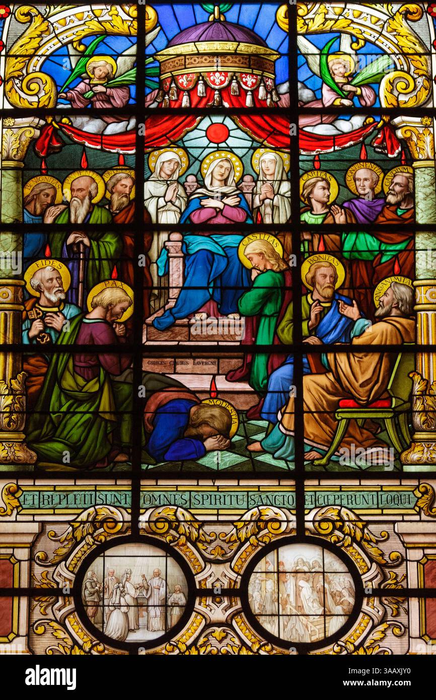 France, territoire de Belfort, Belfort, cathédrale Saint-Christophe construite en style classique entre 1727 et 1750 par Henri Schuller d'après les plans de Jacques Philippe Mareschal, vitrail représentant la Pentecôte Banque D'Images