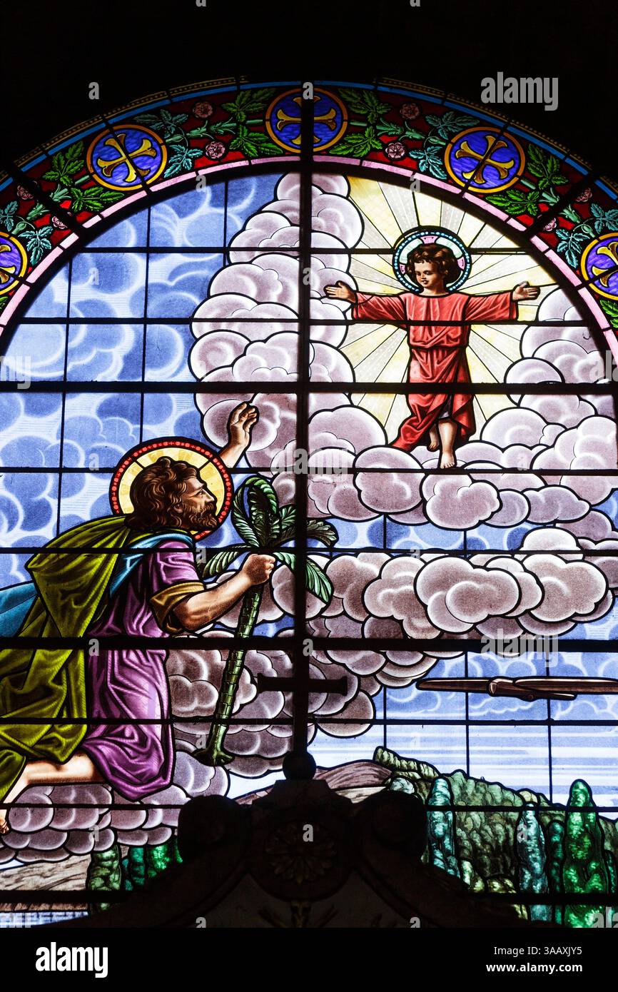 France, territoire de Belfort, Belfort, cathédrale Saint-Christophe construite en style classique entre 1727 et 1750 par Henri Schuller d'après les plans de Jacques Philippe Mareschal, vitrail représentant Saint Christophe et l'enfant Jésus Banque D'Images