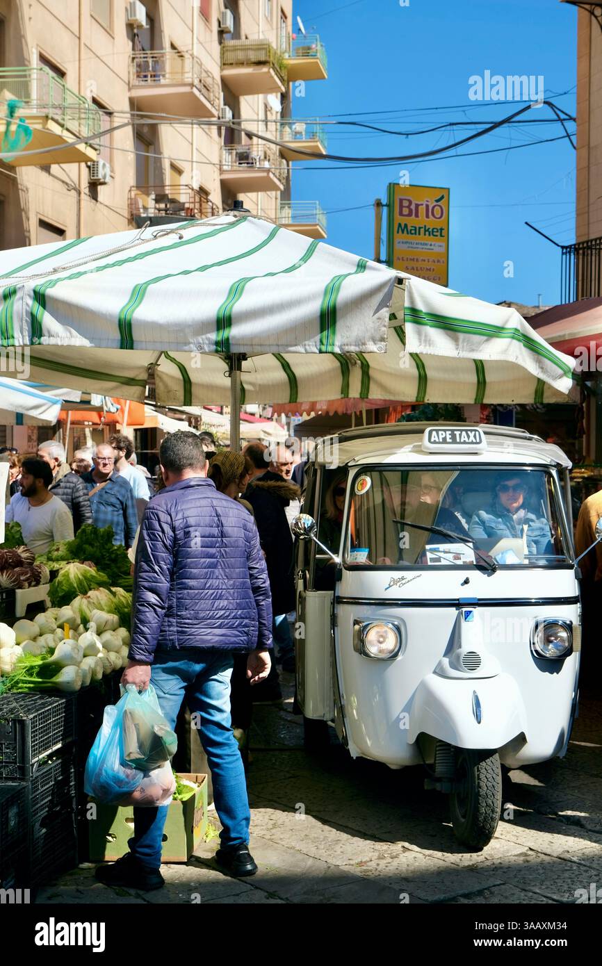 Italie, Sicile, Palerme, centre historique, Albergheria district, le Mercato Ballarò (marché Ballaro) est le plus ancien et le plus grand de la ville, le taxi des singes Banque D'Images