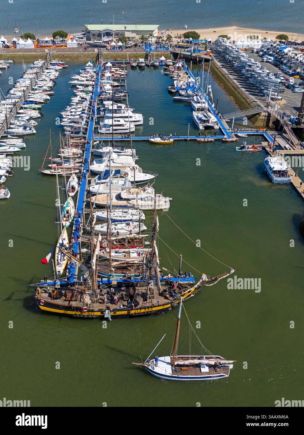 France, Gironde, bassin d'Arcachon, Gujan-Mestras, Arcachon, salon nautique, avec plus de 60 000 visiteurs, c'est l'un des salons nautiques les plus importants de France, il fête ses 10 ans en 2025 et accueillera de nombreux navires prestigieux tels que le Belem, Pen Duick et la belle-Poule, vue sur le Phoenix, brick construit au Danemark en 1929 (vue aérienne) Banque D'Images