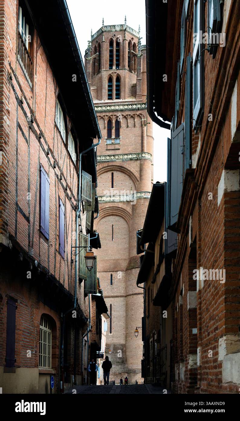 France, Occitanie, midi Pyrénées, Tarn, Albi, classée au patrimoine mondial de l'UNESCO, Castelviel, vue sur le clocher de la cathédrale entre les anciennes maisons traditionnelles du quartier Castelviel sur une rue animée Banque D'Images