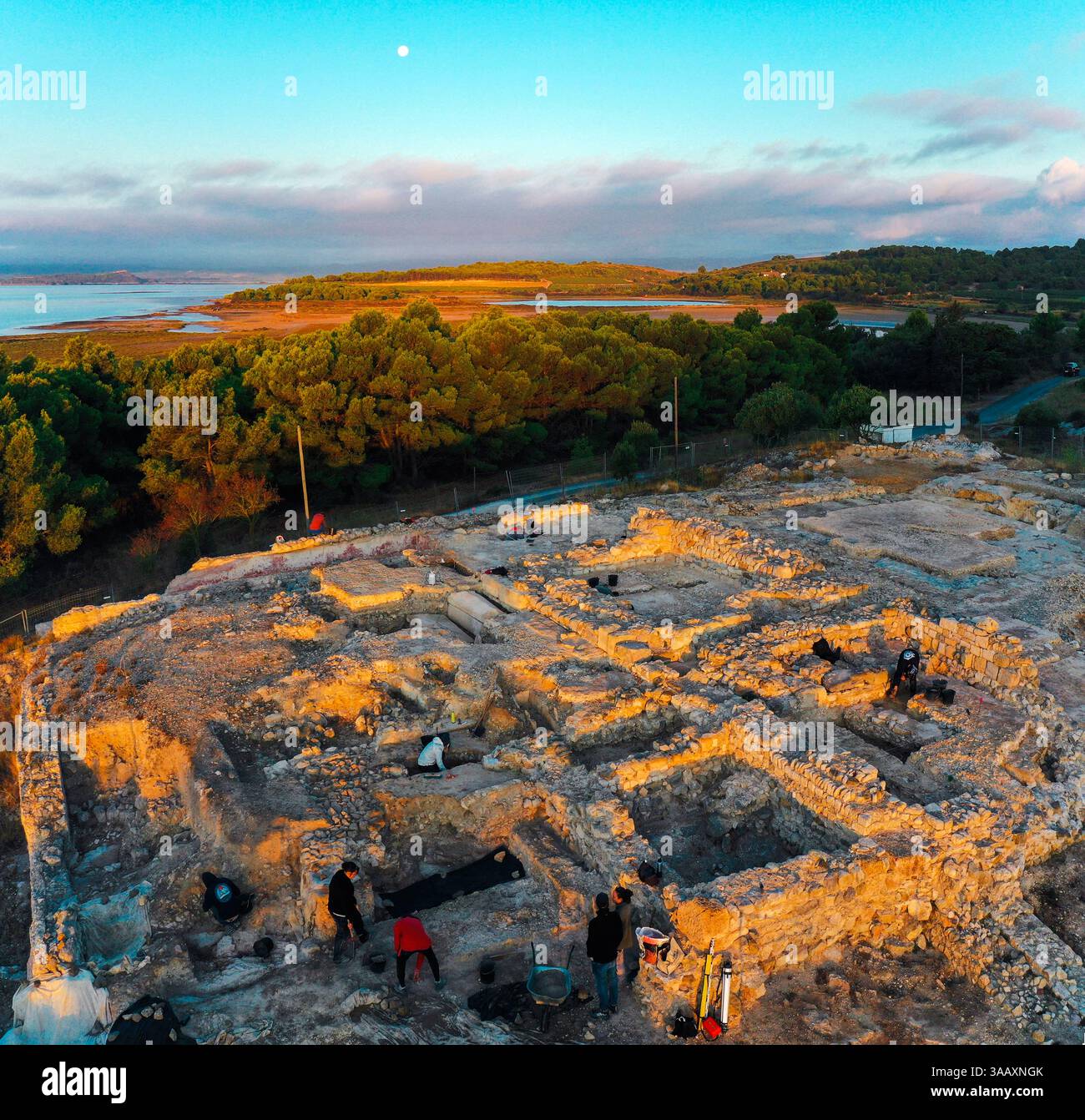 France, Aude, Parc naturel régional Narbonnaise en Méditerranée, Côte du midi, Côte du midi, Grand Narbonne, Gruissan, vue aérienne de l'île Saint-Martin au lever du soleil, fouilles archéologiques d'un ancien site romain sur la côte (vue aérienne) Banque D'Images