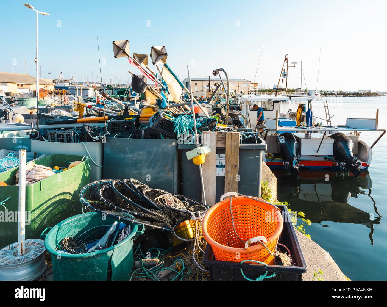France, Aude, Parc naturel régional Narbonnaise en Méditerranée, Côte du midi, Côte du midi, Grand Narbonne, Gruissan, port de Gruissan, pêcheurs sur le quai prêts à partir en mer, préparant leurs filets Banque D'Images