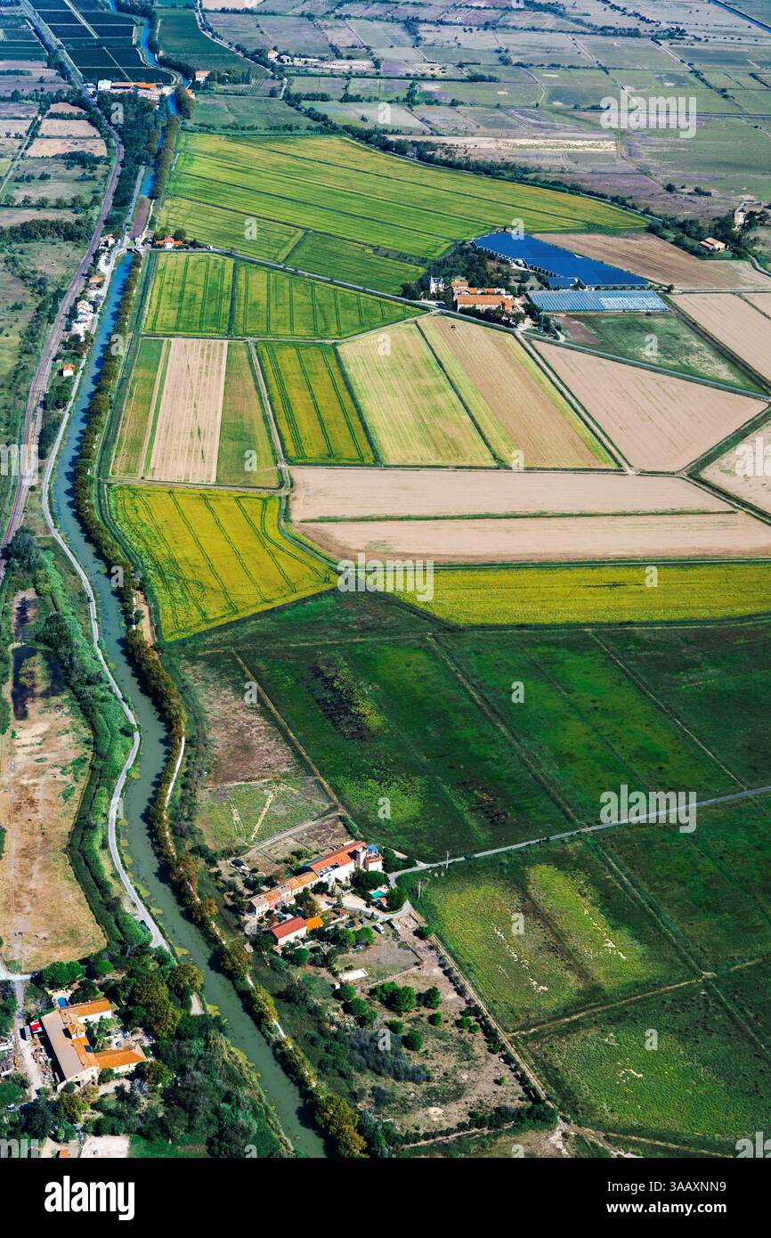 France, Aude, Parc naturel régional Narbonnaise en Méditerranée, Côte du midi, Côte du midi, Grand Narbonne, Gruissan, vue aérienne des paysages naturels aquatiques et terrestres des zones humides composées de lagunes, de salines, de canaux et de végétation en été, situées entre Gruissan et la Robine (vue aérienne) Banque D'Images
