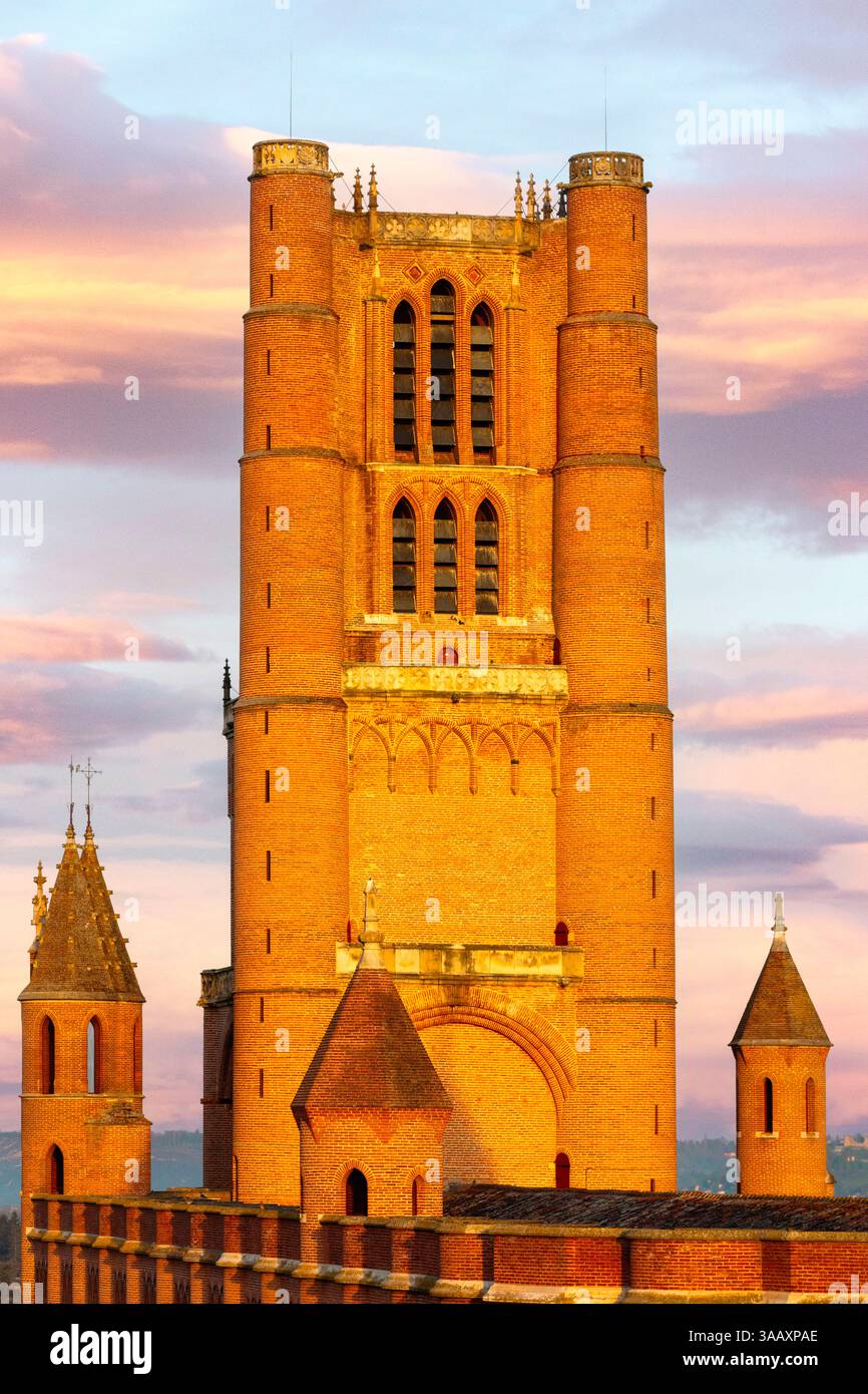 France, Tarn, Albi, classée au Patrimoine mondial de l'UNESCO, Sainte Cécile, vue sur le clocher et les burrets d'angle au lever du soleil Banque D'Images
