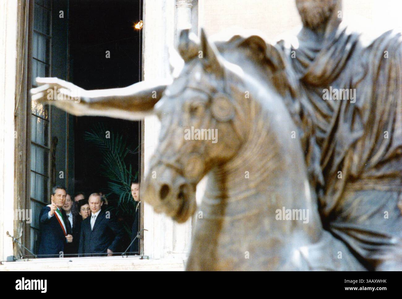 6 Giugno 2000 Roma Archivio Storico Olycom/Lapresse Vladimir Vladimirovich Poutine (Leningrado, 7 ottobre 1952) è un politico ed ex militare russo, già funzionario del KGB, primo ministro (1999-2000, 2008-2012) e attuale presidente della Russia (2000-2008, 2012-2018, 2018-2024, 2024-presente). Dopo la laurea in legge all'Università statale di San Pietroburgo (1975), ha ricoperto il ruolo di funzionario dell'intelligence del KGB per 16 anni salendo poi al grado di tenente colonnello, prima di dimettersi nel 1991 per iniziare una carriera politica a San Pietroburgo come vicesindaco della città. Su Banque D'Images