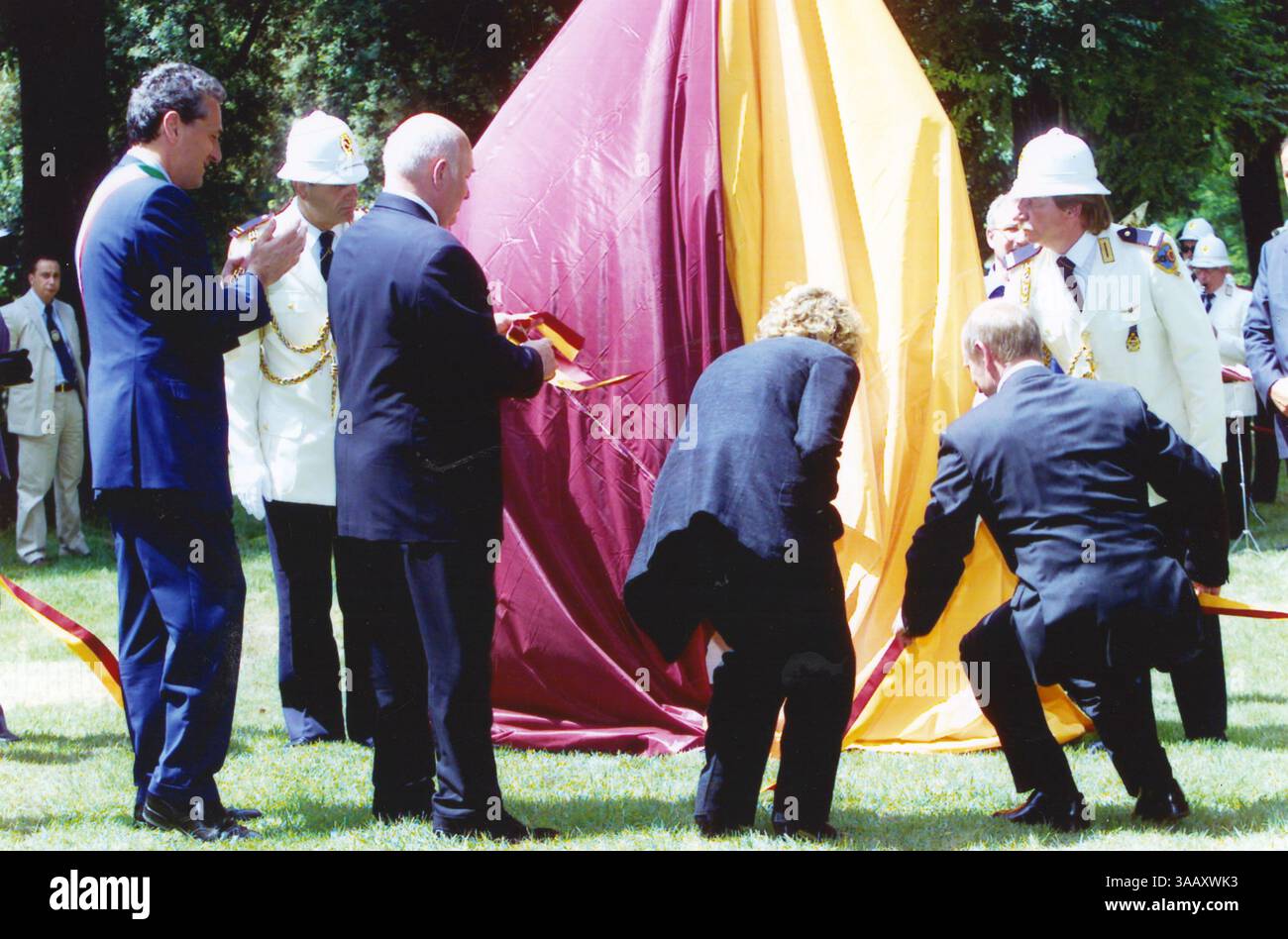 6 Giugno 2000 Roma Archivio Storico Olycom/Lapresse Vladimir Vladimirovich Poutine (Leningrado, 7 ottobre 1952) è un politico ed ex militare russo, già funzionario del KGB, primo ministro (1999-2000, 2008-2012) e attuale presidente della Russia (2000-2008, 2012-2018, 2018-2024, 2024-presente). Dopo la laurea in legge all'Università statale di San Pietroburgo (1975), ha ricoperto il ruolo di funzionario dell'intelligence del KGB per 16 anni salendo poi al grado di tenente colonnello, prima di dimettersi nel 1991 per iniziare una carriera politica a San Pietroburgo come vicesindaco della città. Su Banque D'Images