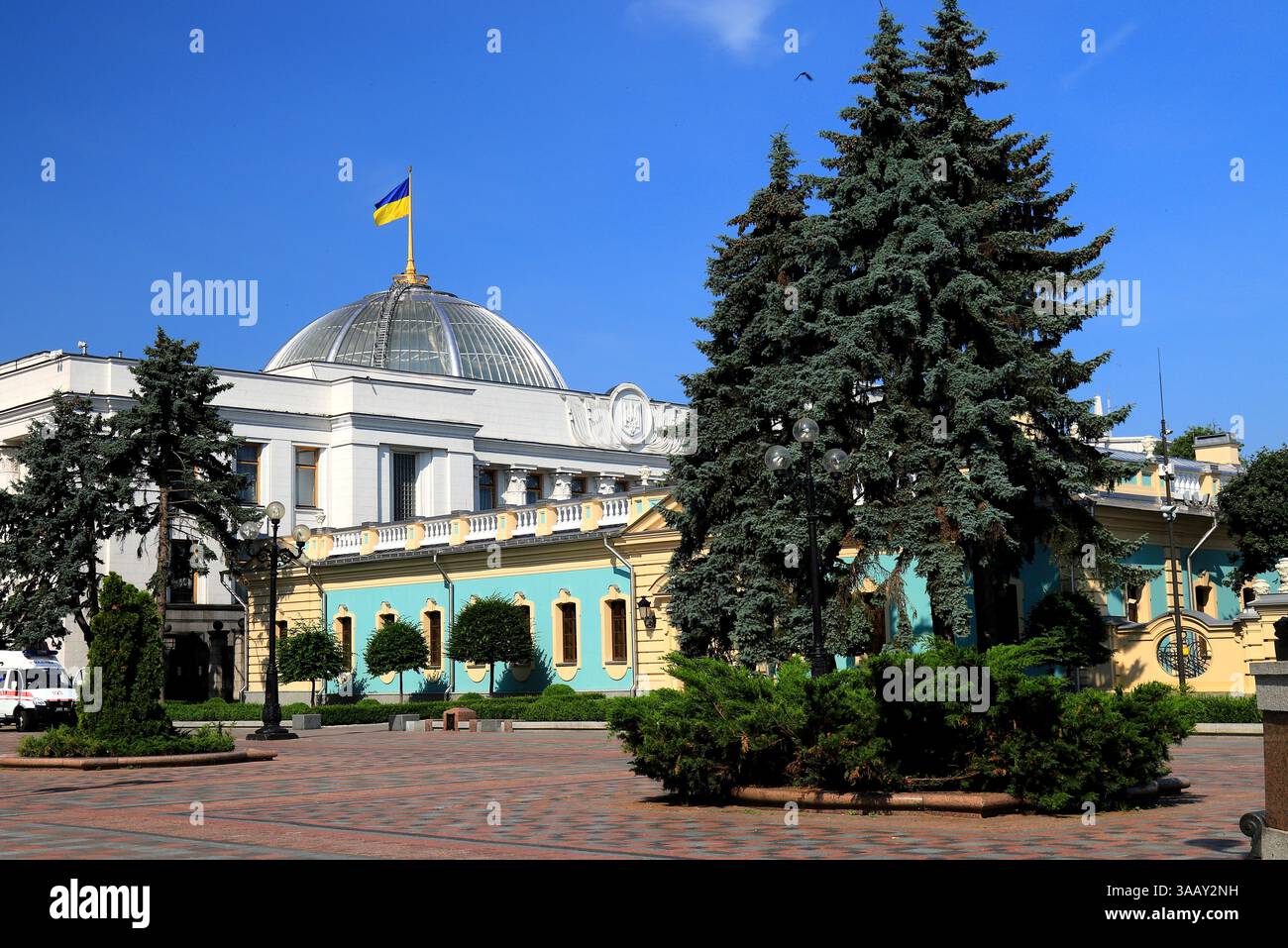 parlement ukrainien, Verkhovna Rada, l'organe législatif du pouvoir de l'Ukraine. Drapeau de l'Ukraine. Banque D'Images