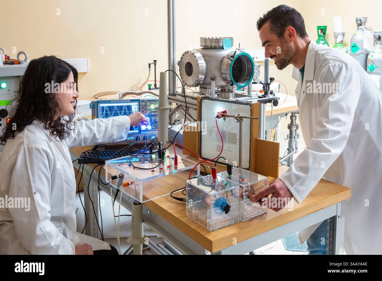 France, Tarn, Albi, classée au Patrimoine mondial par l'UNESCO, Institut universitaire national de Champollion, scène de la vie étudiante sur le campus universitaire de Champollion, étudiants dans un laboratoire d'expérimentation technologique sur le campus Banque D'Images