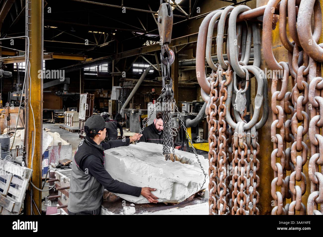 France, Tarn, Albi, classée au Patrimoine mondial de l'UNESCO, fonderie de Gillet, scène de vie dans une ancienne fonderie industrielle faisant fondre des métaux dans des fours traditionnels Banque D'Images