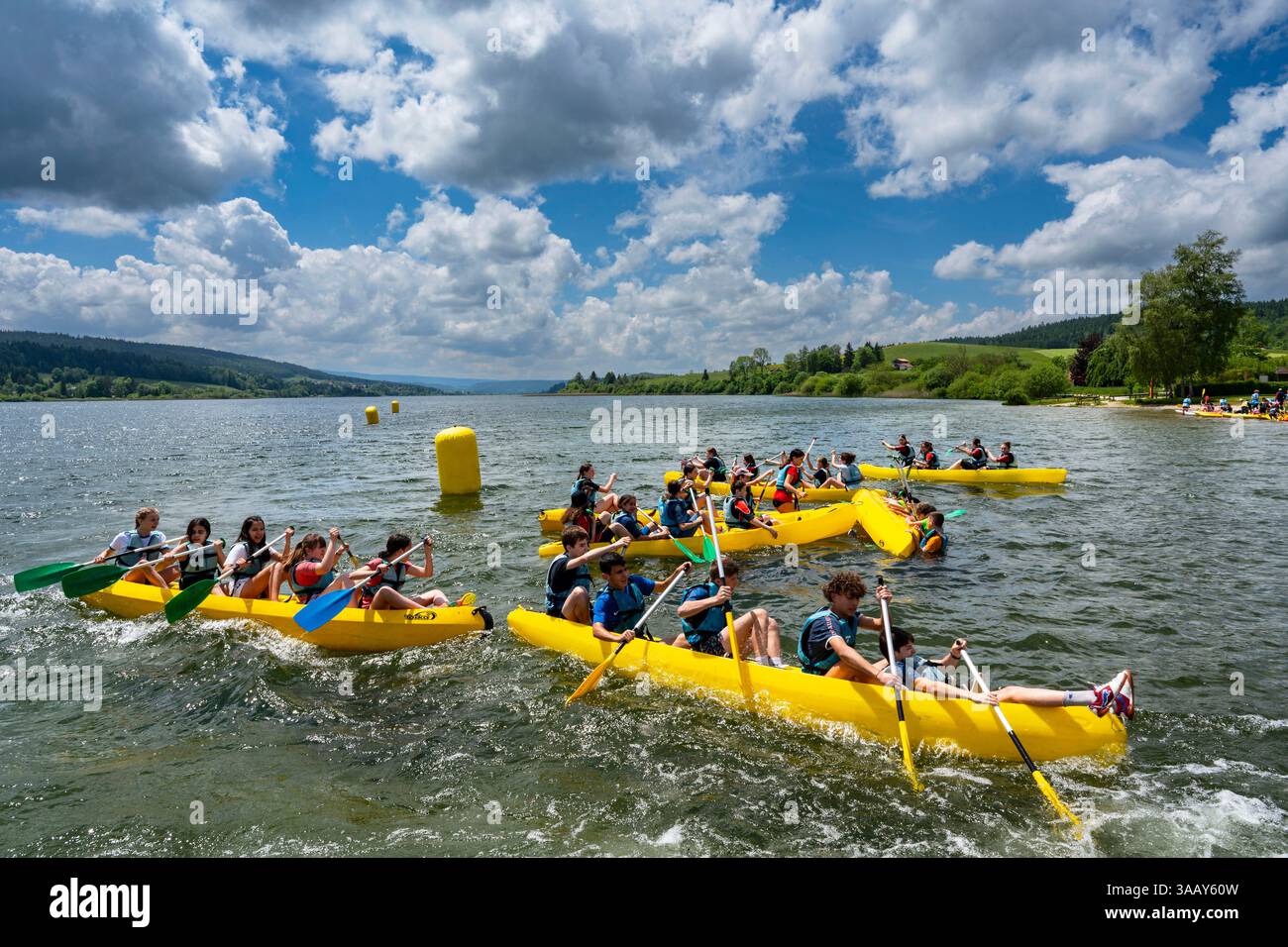 France, Doubs, lac de Saint point, de multiples activités nautiques vous sont proposées au centre nautique des Grangettes, ici des canoës Banque D'Images