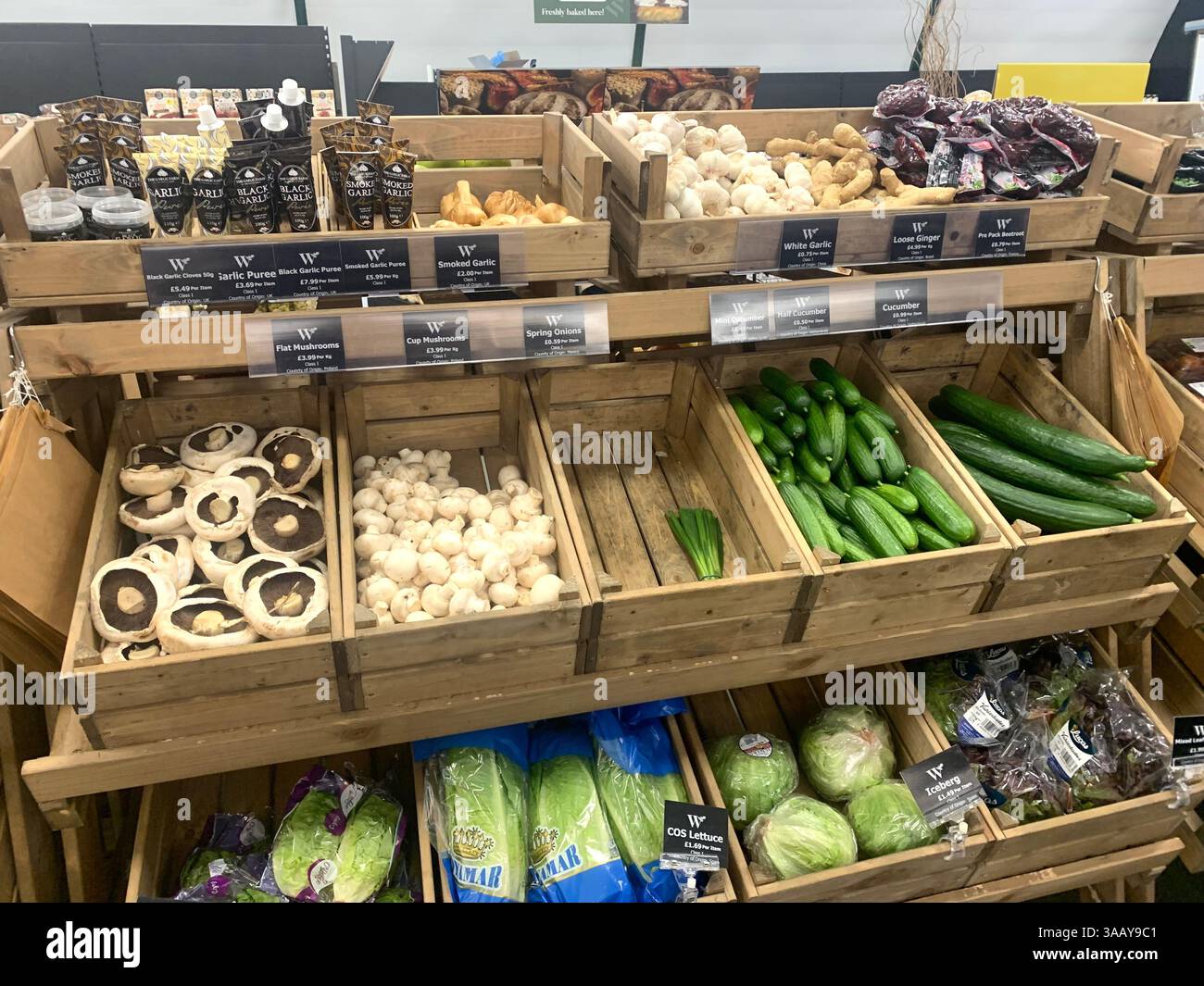 Whites Garden Centre légumes Northamptonshire Royaume-Uni Angleterre plantes types d'aliments pommes de terre carottes tomates Earls Barton haricots oignons produits - Image de stock capturée avec un smartphone