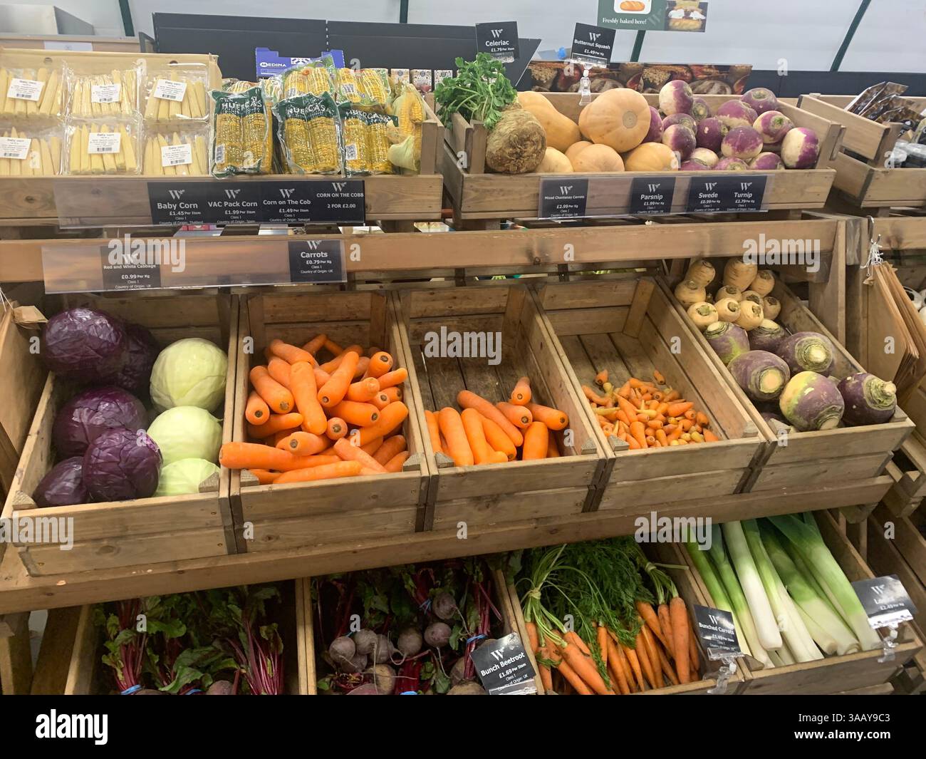 Whites Garden Centre légumes Northamptonshire Royaume-Uni Angleterre plantes types d'aliments pommes de terre carottes tomates Earls Barton haricots oignons produits - Image de stock capturée avec un smartphone