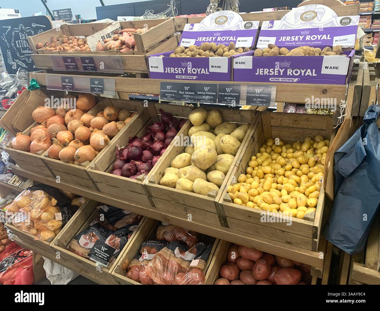 Whites Garden Centre légumes Northamptonshire Royaume-Uni Angleterre plantes types d'aliments pommes de terre carottes tomates Earls Barton haricots oignons produits - Image de stock capturée avec un smartphone