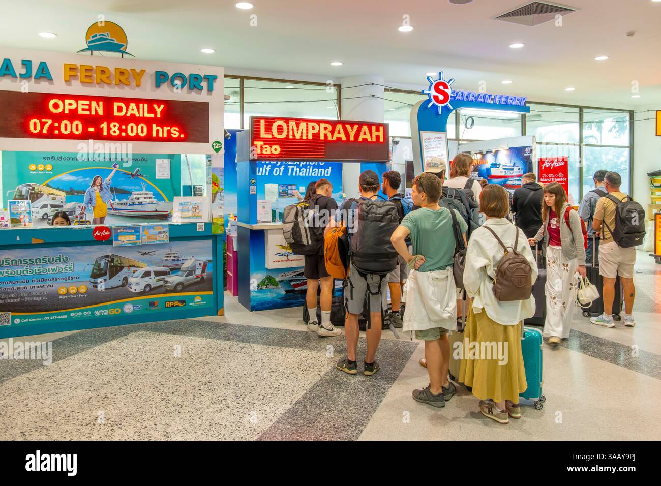 Thaïlande, Surat Thani, aéroport, comptoir d'enregistrement pour les transferts en bus et en bateau vers les îles Banque D'Images
