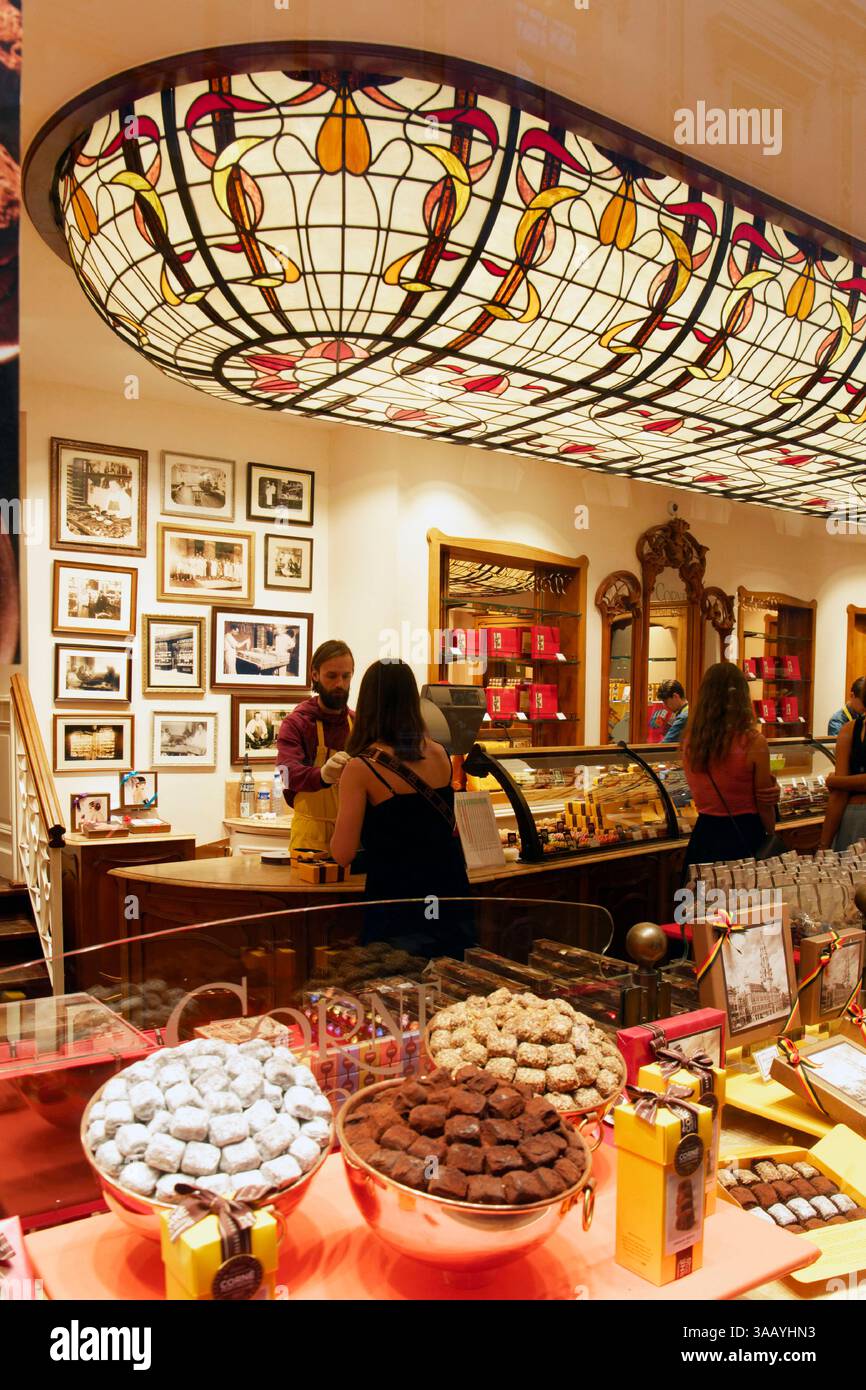 Belgique, Bruxelles, Saint Hubert Galeries Royales conçues par l'architecte Jean Pierre Cluysenaar et inaugurées en 1847, Corné Port-Royal Chocolate Shop Banque D'Images