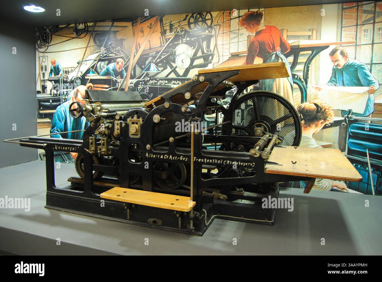 Mainz, Allemagne – 8 mai 2014. Machine à cylindres pour impression en relief exposée au Musée Gutenberg de Mayence. Banque D'Images