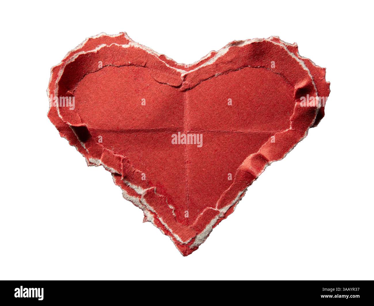 Cœur rouge avec quatre chambres créées à partir de papier déchiré sur fond blanc avec chemin de détourage Banque D'Images